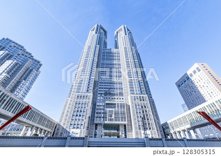 東京都新宿区 快晴の東京都庁 東京都新宿区 快晴の東京都庁 128305315