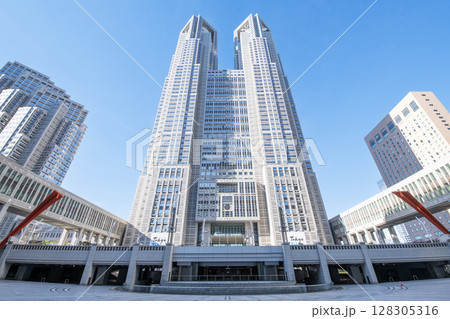 東京都新宿区 快晴の東京都庁 東京都新宿区 快晴の東京都庁 128305316