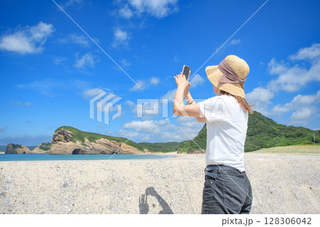 海を眺める女性 128306042