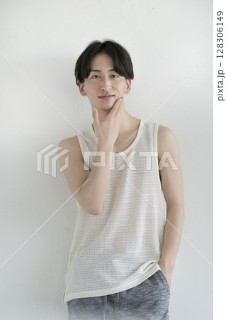 カメラ目線で微笑む20代の男性　メンズビューティーイメージ　ポートレート 128306149