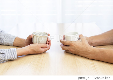 話し合いをする男女 128306167