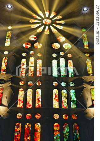 バルセロナのサグラダ・ファミリア聖堂・豪華絢爛内部 128306627