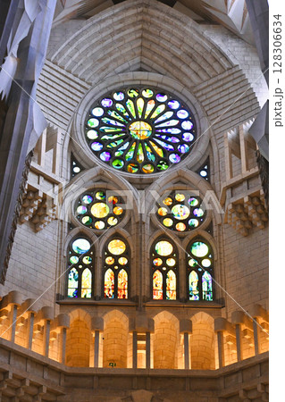 バルセロナのサグラダ・ファミリア聖堂・豪華絢爛内部 128306634