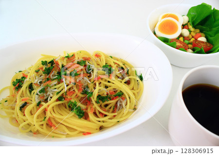 おいしそうなスパゲティとコーヒー 128306915