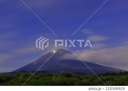 静かなる深夜の登山灯りの姿 静かなる深夜の登山灯りの姿 128306929