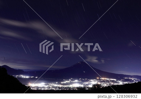 街の夜景の先に夏山登山灯りの富士の姿 街の夜景の先に夏山登山灯りの富士の姿 128306932