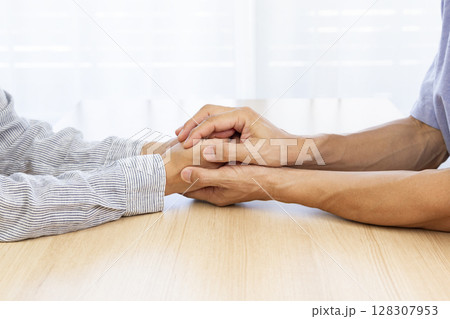 手を取り合う男女 128307953