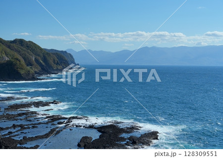 北海道追分ソーランラインから望む荒磯に白波打ち寄せる紺碧の海とニセコ連峰 Ver1 北海道追分ソーランラインから望む荒磯に白波打ち寄せる紺碧の海とニセコ連峰 Ver1 128309551