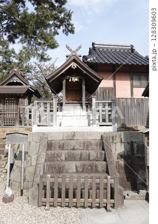 出雲大社 神楽殿前にある祓社 128309603