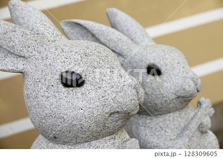 出雲大社の境内 所々に見かけるかわいい兎の石像 128309605