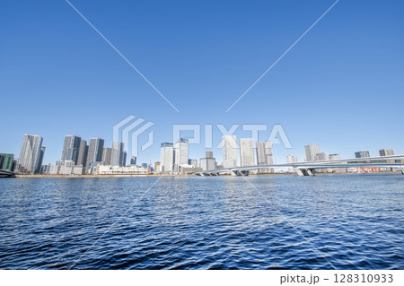 東京都中央区晴海　快晴の晴海の超高層マンション（タワーマンション）と周辺の街並み 128310933
