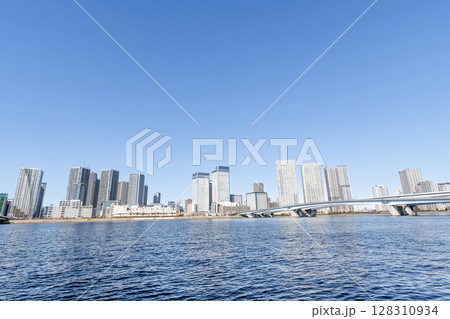 東京都中央区晴海　快晴の晴海の超高層マンション（タワーマンション）と周辺の街並み 128310934