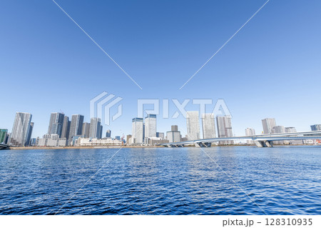 東京都中央区晴海 快晴の晴海の超高層マンション(タワーマンション)と周辺の街並み 東京都中央区晴海 快晴の晴海の超高層マンション(タワーマンション)と周辺の街並み 128310935