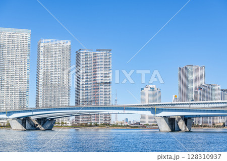 東京都中央区晴海 快晴の晴海の超高層マンション(タワーマンション)と周辺の街並み 東京都中央区晴海 快晴の晴海の超高層マンション(タワーマンション)と周辺の街並み 128310937