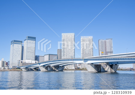 東京都中央区晴海　快晴の晴海の超高層マンション（タワーマンション）と周辺の街並み 128310939