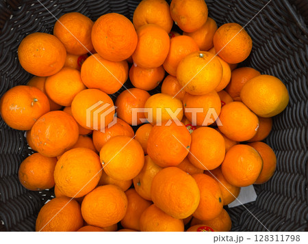 Mandarin orange fruit in the basket at the supermarket 128311798
