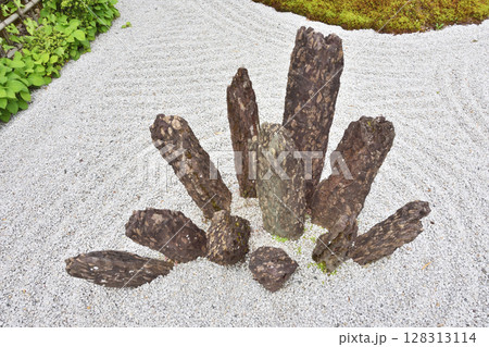 圓光寺の奔龍庭の石柱 圓光寺の奔龍庭の石柱 128313114