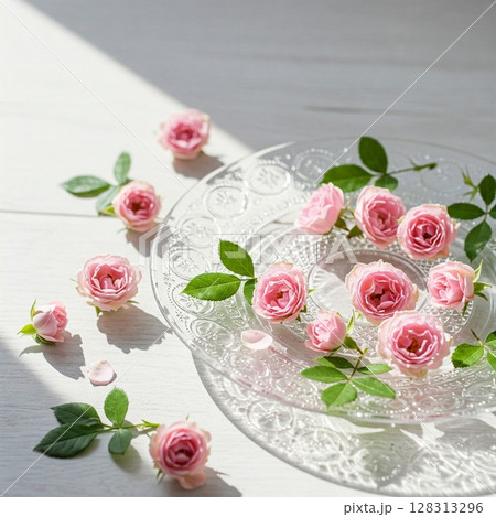 白い木製テーブルに置かれたバラと皿 合成用素材 白い木製テーブルに置かれたバラと皿 合成用素材 128313296