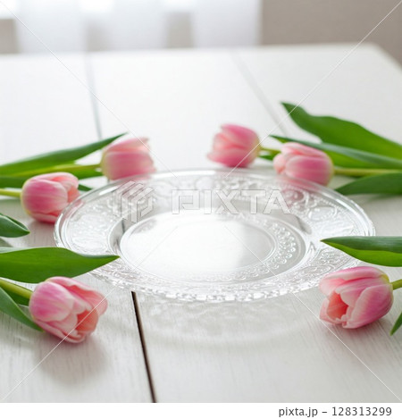 白い木製テーブルに置かれたチューリップと皿 合成用素材 128313299