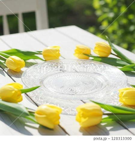 白い木製テーブルに置かれたチューリップと皿 合成用素材 128313300
