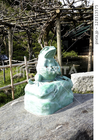 出雲大社 神楽殿脇 鏡の池の蛙像 出雲大社 神楽殿脇 鏡の池の蛙像 128313575