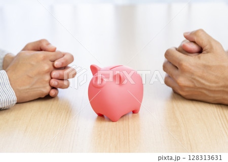 お金についての話し合いをする男女 お金についての話し合いをする男女 128313631