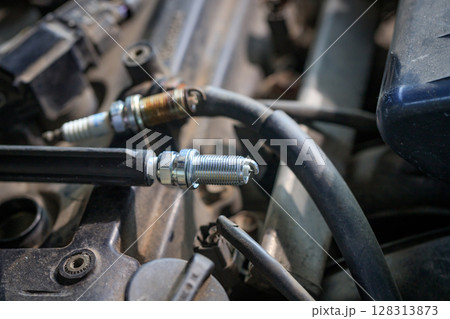 Spark plugs for gasoline engines are new and efficient, resulting in complete combustion in the engine, no soot and dirt Changing spark plugs can maintain and extend the life of the engine 128313873