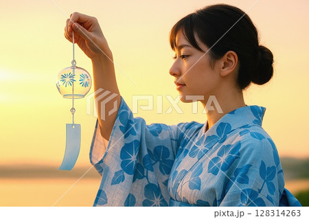 涼やかな日本の夏の風物詩　浴衣と風鈴 128314263