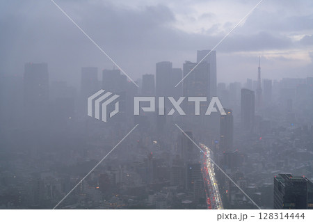 《東京都》大雨が迫る東京の空 128314444