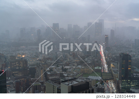 《東京都》大雨が迫る東京の空 128314449