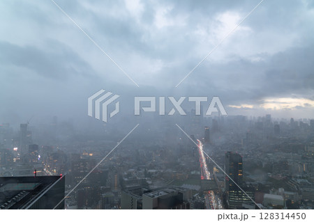 《東京都》大雨が迫る東京の空 128314450
