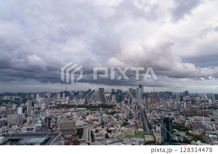 《東京都》大雨が迫る東京の空 128314478