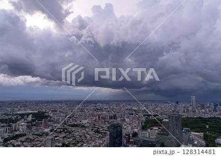 《東京都》大雨が迫る東京の空 128314481