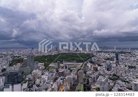 《東京都》大雨が迫る東京の空 128314483