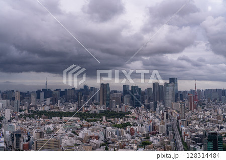 《東京都》大雨が迫る東京の空 128314484