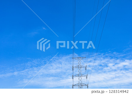 青空と鉄塔と送電線 128314942