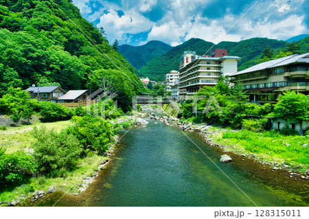 栃木県日光市 夏の季節を迎える川治温泉の風景 栃木県日光市 夏の季節を迎える川治温泉の風景 128315011