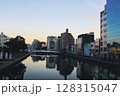 わわに映る夕焼け 128315047