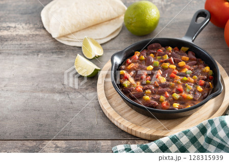 Mexican chilli beans with vegetables in iron pan Mexican chilli beans with vegetables in iron pan 128315939