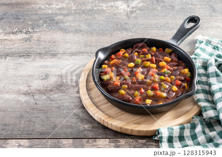 Mexican chilli beans with vegetables in iron pan Mexican chilli beans with vegetables in iron pan 128315943
