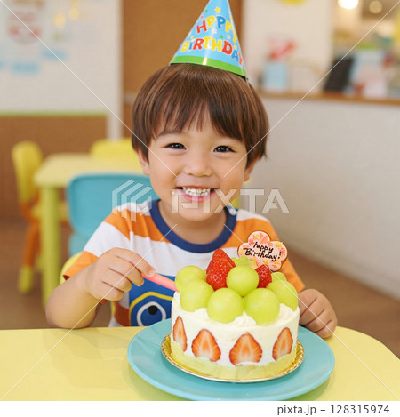 誕生日　三角帽子をかぶってケーキを食べる男の子 メロンケーキ 128315974