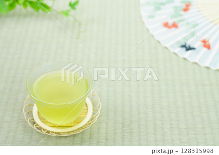冷茶とモミジと扇子 128315998
