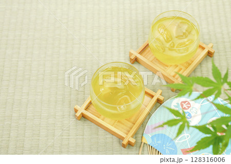 2客の冷茶とモミジと団扇 128316006