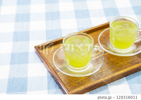 2客の冷茶と水色のテーブルクロス 128316011