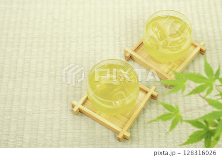 2客の冷茶とモミジ 2客の冷茶とモミジ 128316026