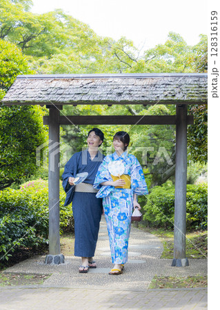 浴衣でデートをする男女 128316159