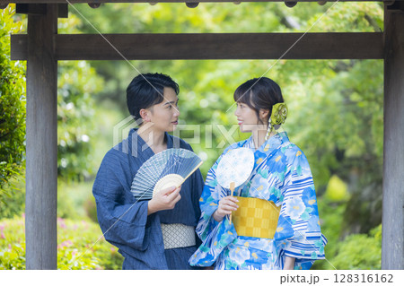 浴衣でデートをする男女 浴衣でデートをする男女 128316162