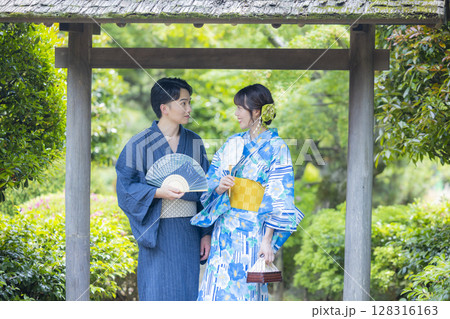 浴衣でデートをする男女 128316163