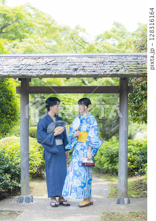 浴衣でデートをする男女 128316164