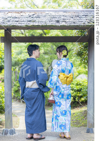 浴衣でデートをする男女 浴衣でデートをする男女 128316167